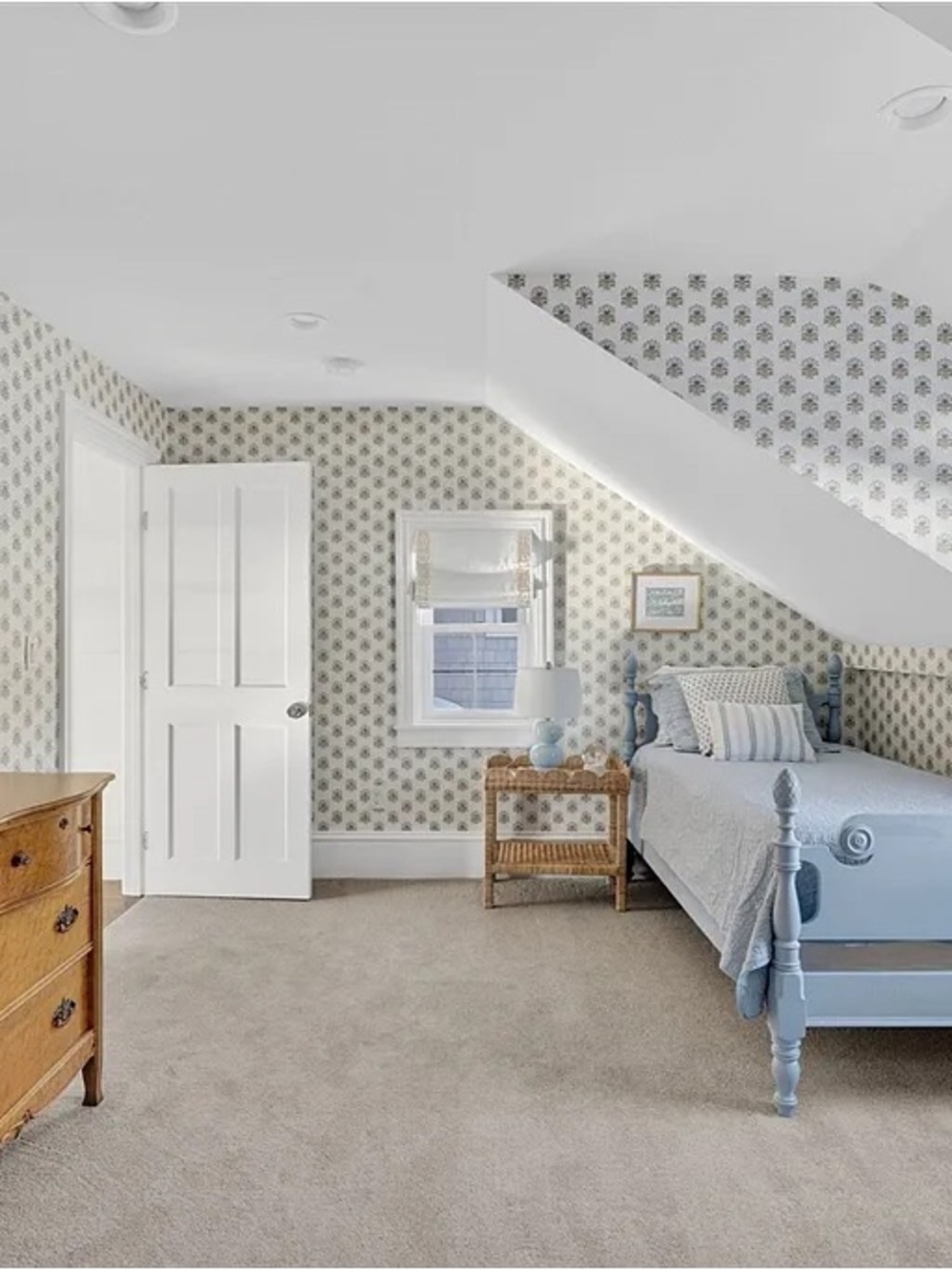 Light Blue Floral Wallpaper - Subtle Pattern Home Wall Decor